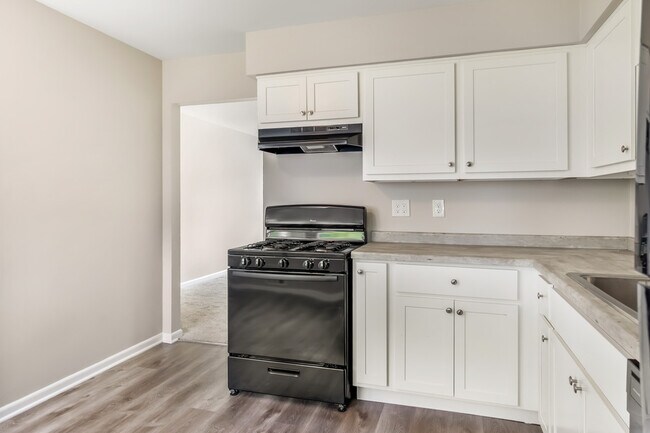 Building Photo - 240 W Newhall Ave