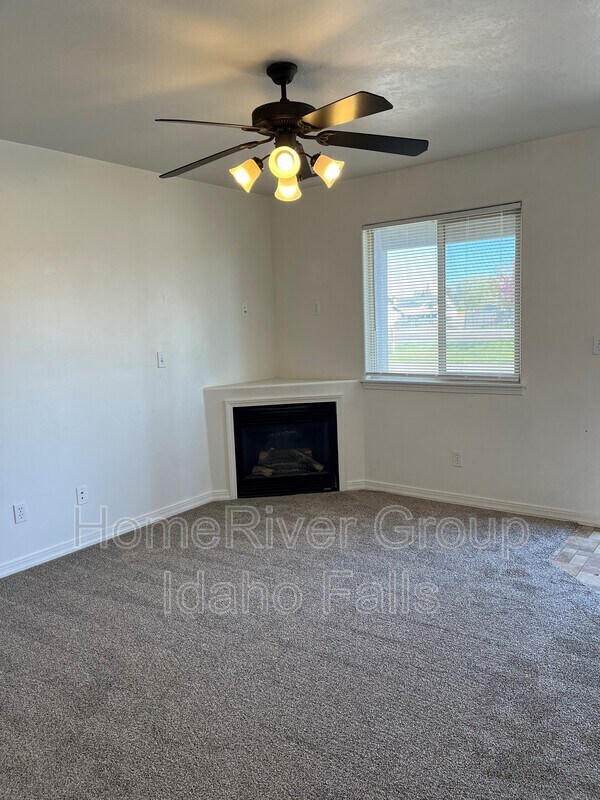 Building Photo - 1675 N Stevens Dr
