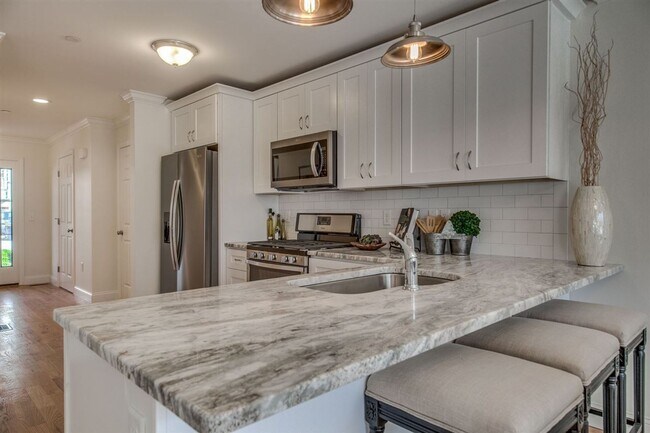 Building Photo - Modern Townhome with Garage, Bonus Room, a...