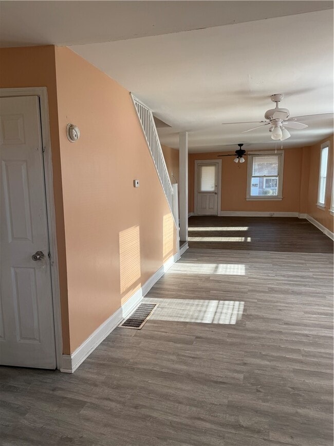 Foto del edificio - 106 W 2nd St