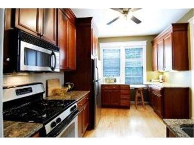 Foto del edificio - Light Filled Spacious 2 Bedroom Condo in L...