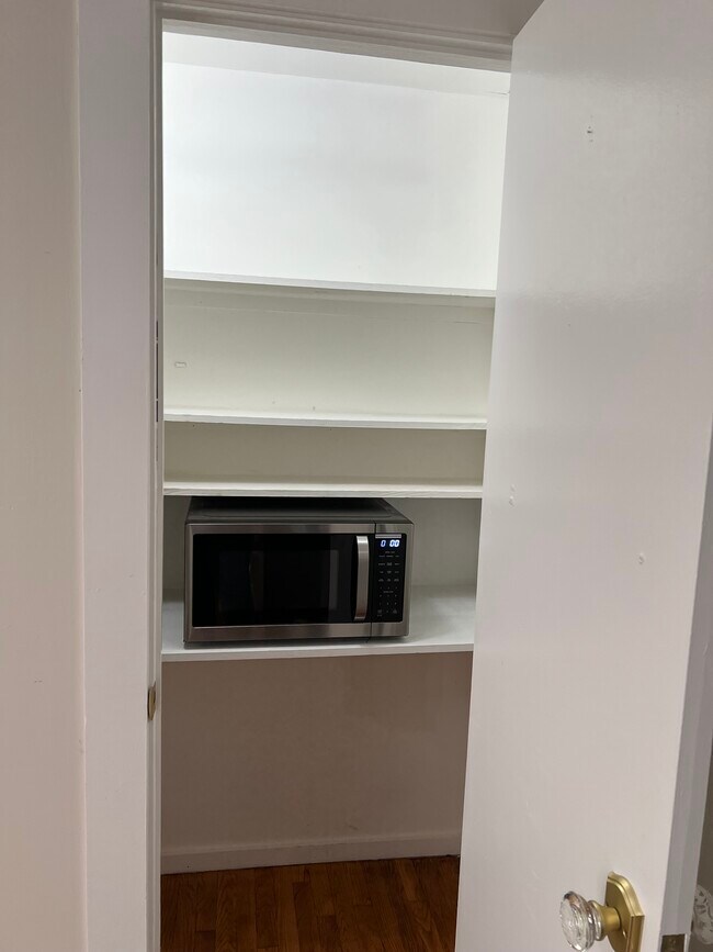 Microwave in spacious pantry - 101 High St