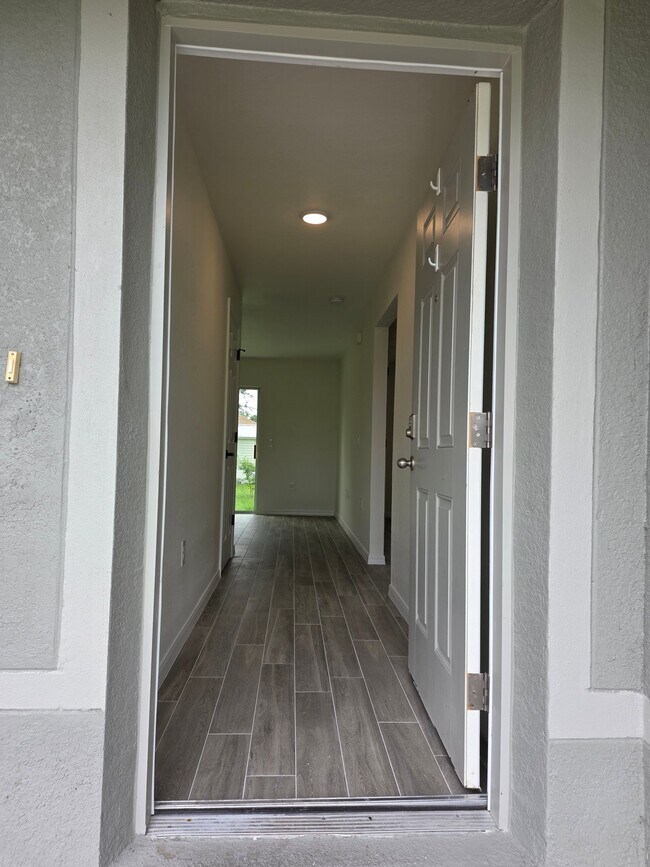 Foto del edificio - 6779 Abelson Ave