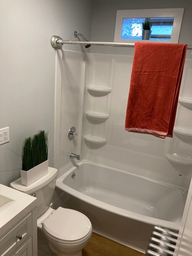 Bathroom - 2658 E Ontario St