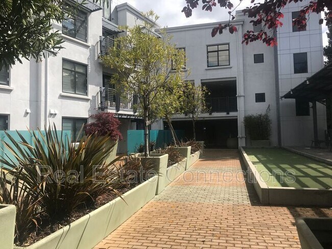 Foto del edificio - 10745 N De Anza Blvd