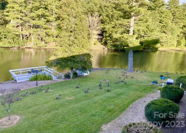 Foto del edificio - 1150 W Blue Ridge Rd