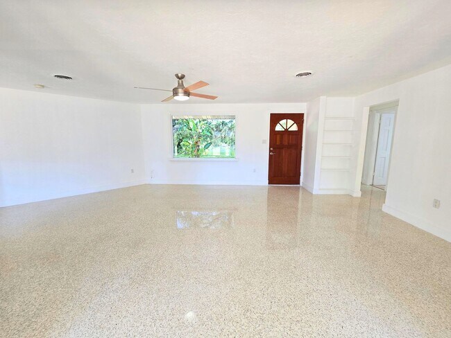 Foto del edificio - Charming 2BR/ 2BA/ 2 Car Garage - Near Phillippi Creek