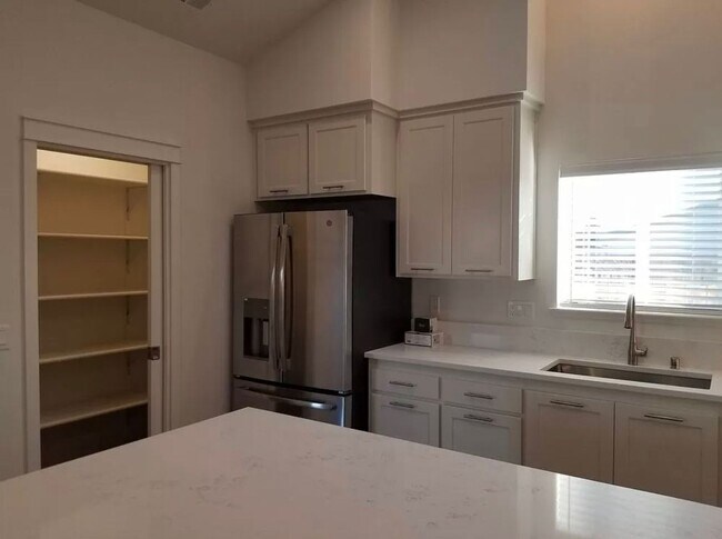 Foto del edificio - 3 bedroom 2 bath New Construction Coffey Park!!