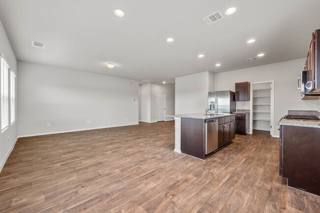 Building Photo - TWO WEEKS FREE!!  $1000 Deposit with Quick...