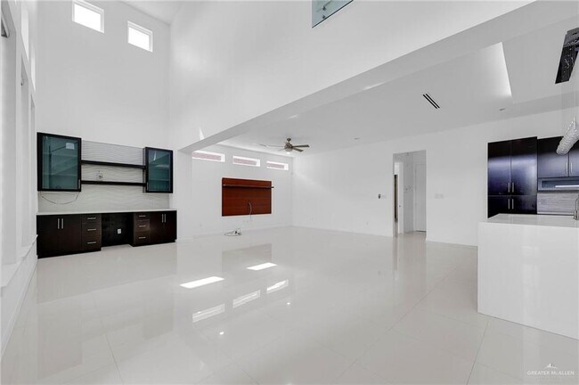 Foto del edificio - 18 Redbud Ave W