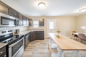 Building Photo - 560 Trails End