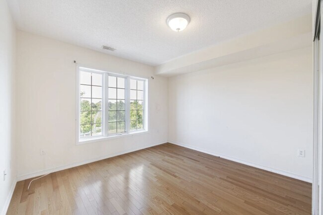 Photo du bâtiment - 2 BED PLUS DEN - 1 BATH - SCARBOROUGH -  FOURPLEX