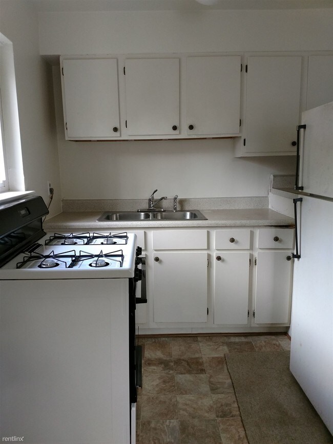 Building Photo - 2 br, 1 bath 4plex - 116 W 36th St Apt C