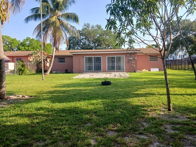 Foto del edificio - 560 NE 143rd St