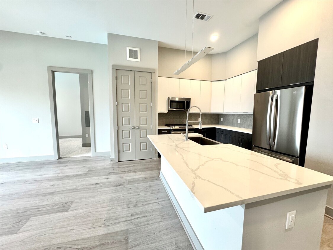 Foto principal - 401 W 25th St