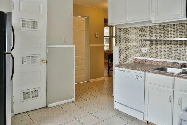 Building Photo - 5749 N Ridge Ave