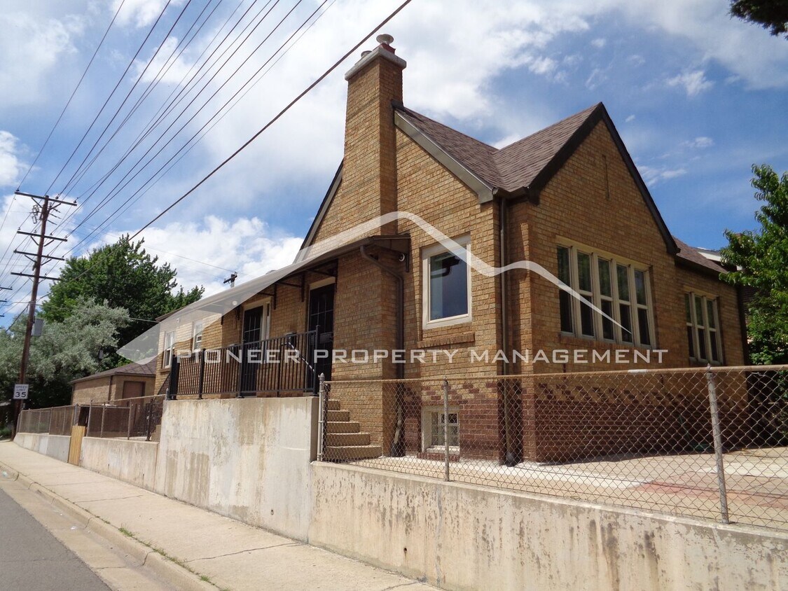 Primary Photo - Duplex in the Highlands with Separate Gara...