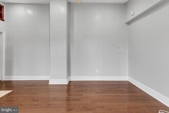 Building Photo - 707 W Girard Ave