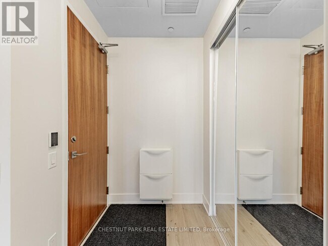 Photo du bâtiment - 111 St Clair Ave W