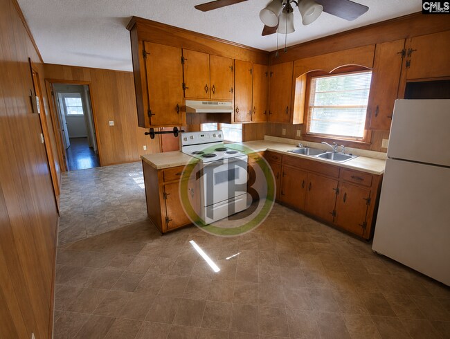 Building Photo - Single-level ranch home near downtown and Bull St District