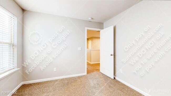 Building Photo - 4 br, 2.5 bath House - 3950 Lake Manor Way