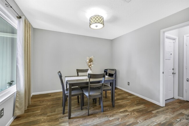 Building Photo - 710 Razee Ct
