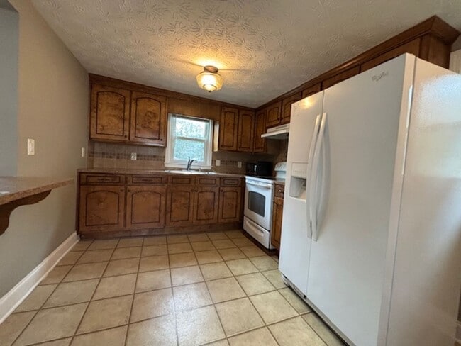 Building Photo - 2217 Camille Dr