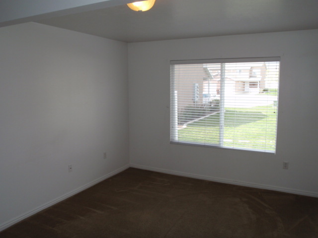 Building Photo - Beautiful Harrisville Townhouse for Rent
