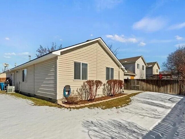 Building Photo - 10765 Empress St
