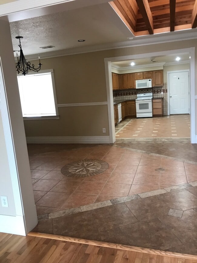 Building Photo - 2601 W 3rd St