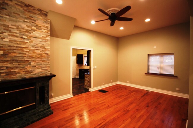 Foto del edificio - 2277 N Clybourn Ave