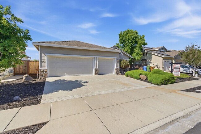 Foto del edificio - BEAUTIFULLY MAINTAINED SINGLE STORY HOME IN GREAT BRENTWOOD LOCATION!