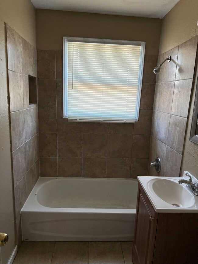 Building Photo - 4819-4821 Lynhuber Dr