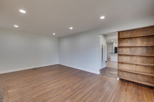 Foto del edificio - Updated Two-Story Home in Sought-After Loc...