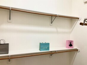 Building Photo - 186 N Valley Oaks Cir