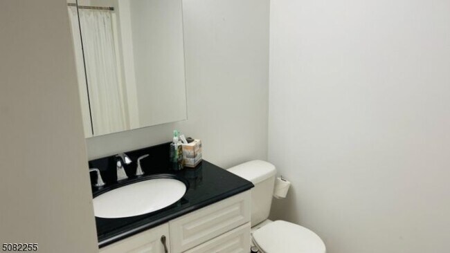 Foto del edificio - 76 Old Middletown Rd