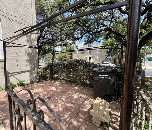 Foto del edificio - Move In Special! *LOCATION* Fabulous 1/1 with extra space ONE BLOCK off the St Mary's strip and c...