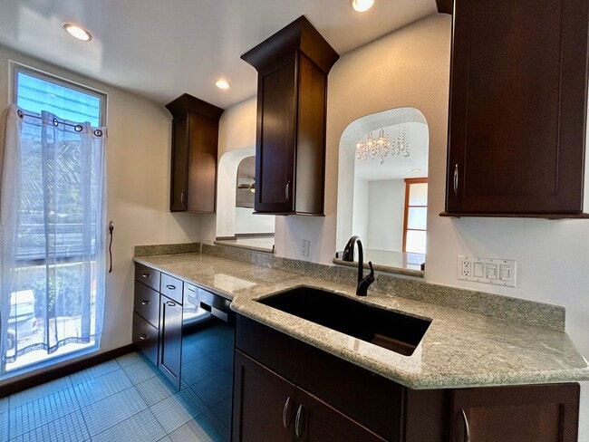 Building Photo - Prime 2 Bed, 2 Bath in La Jolla!