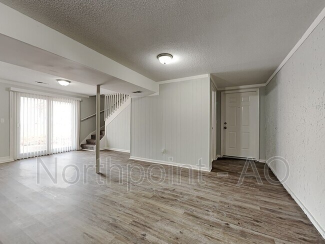 Building Photo - 208 E 11th St