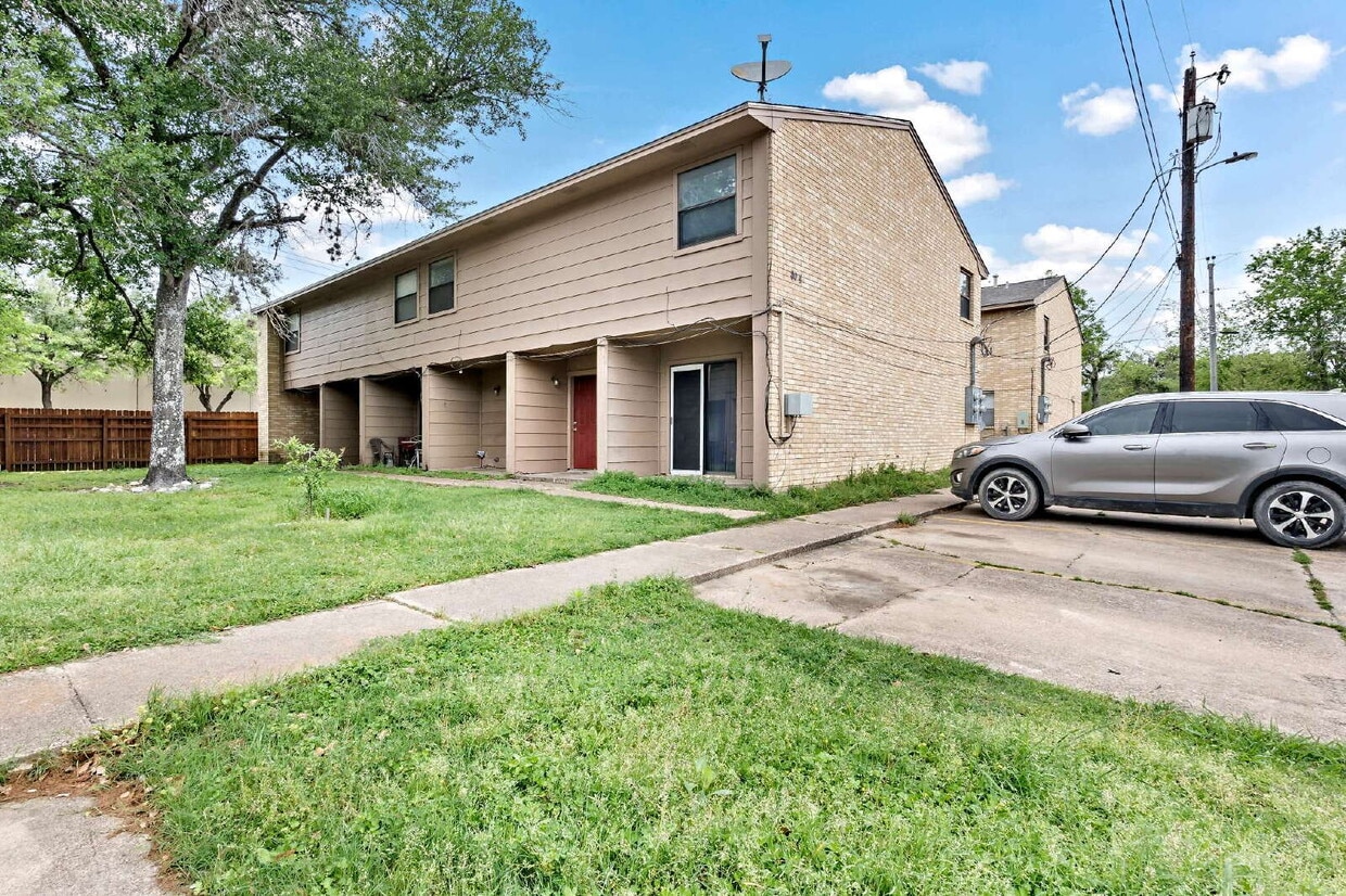 2 bed, 1 bath townhome at the center of College Station - 2 bed, 1 bath townhome at the center of College Station