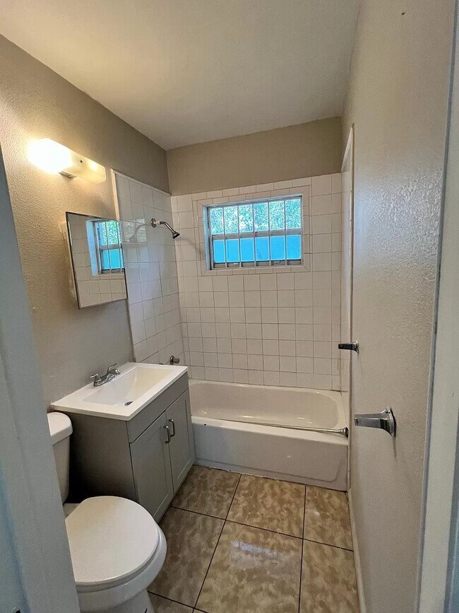 Building Photo - 1610 NW 66th St