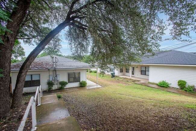 Building Photo - Massive 3 Bedroom, 3 Bath Duplex
