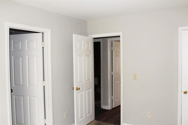 Building Photo - 300 Ardale Dr
