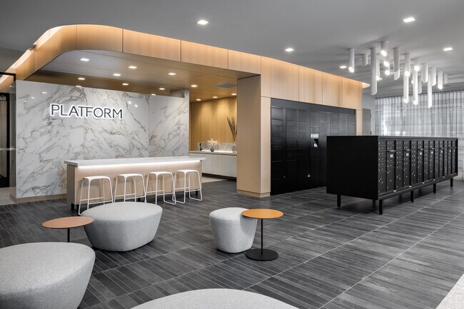 Recepción con sistema de conserjería de paquetes - Platform Apartments