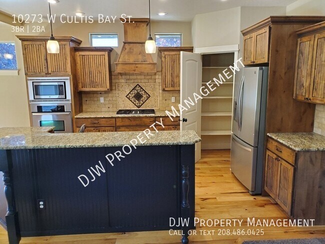 Foto del edificio - Water Front Home with Custom Cabinets!