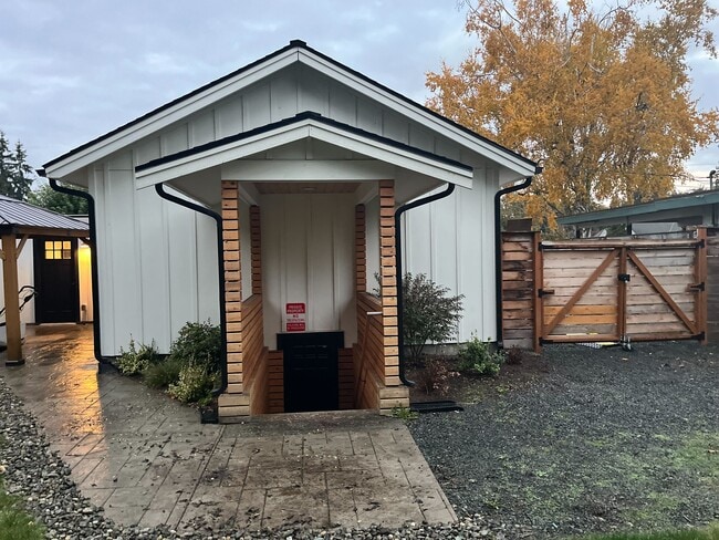 Building Photo - 1298 Beach Ave