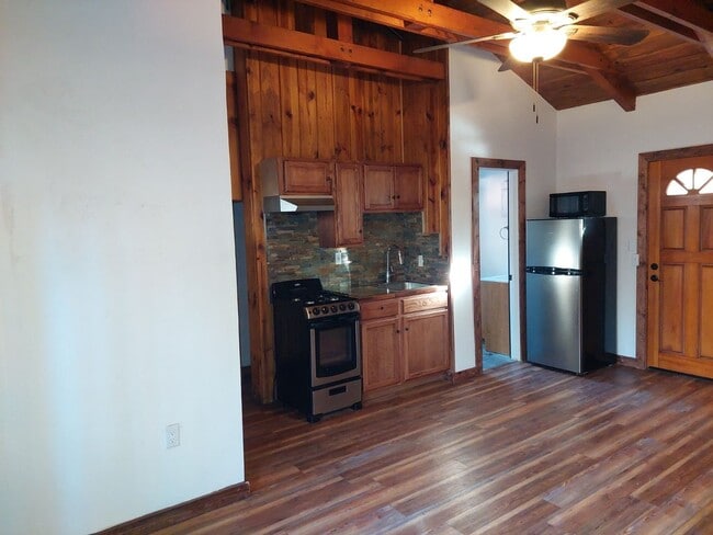Foto del edificio - Cute pet friendly duplex studio Available 4/6/26 for viewing and renting in the Al Tahoe neighbor...