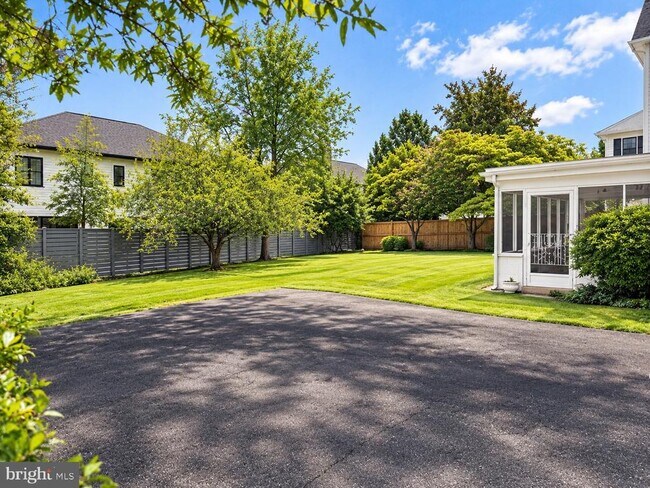 Foto del edificio - 1605 Woodmoor Ln