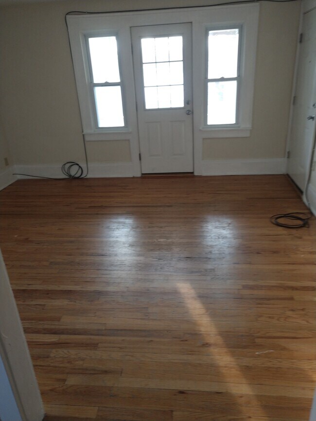 Living room - 150 N Midler Ave