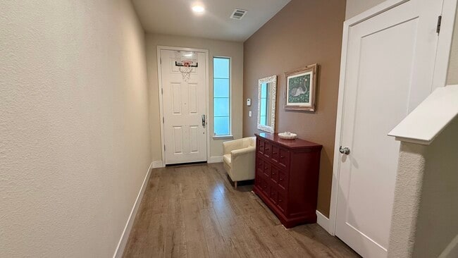 Entrance. - 27 Rogers Ln